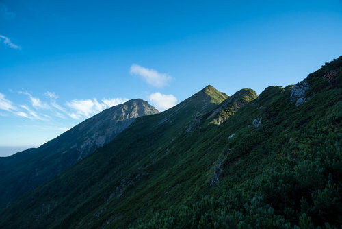八峰キレット縦走の稜線から伸びる傾斜面と青空