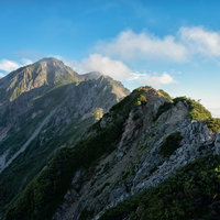 どこまでも続く岩尾根の稜線：八峰キレット縦走路の写真