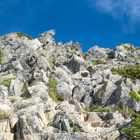 空へと続くゴツゴツした岩稜の八峰キレットの写真
