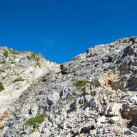 登山者の行く手を阻む八峰キレットの岩稜と青空の写真