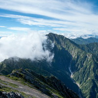 雲が行く手を阻む。どこまでも続く八峰キレットの稜線の写真