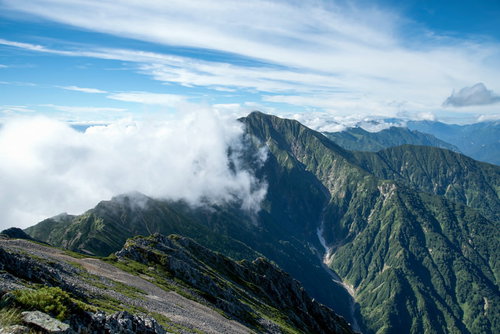 雲が行く手を阻む。どこまでも続く八峰キレットの稜線