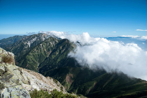 八峰キレット縦走で稜線に覆いかかる雲と山々の景観