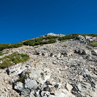 登り辛いザレ場の斜面と八峰キレット・キレット縦走の写真