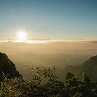 八峰キレット縦走で見る雲海を染める朝日と光芒の写真