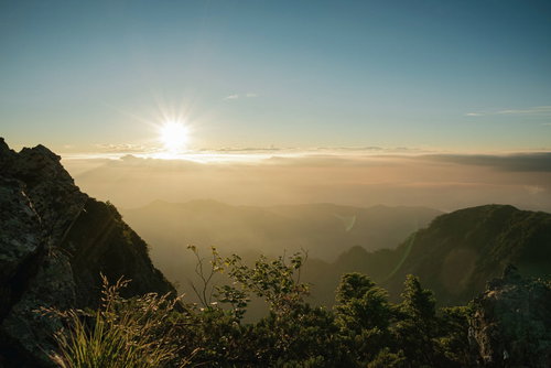 八峰キレット縦走で見る雲海を染める朝日と光芒
