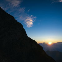 八峰キレット縦走で迎える夜明けの太陽と朝焼けの写真