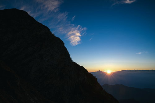 八峰キレット縦走で迎える夜明けの太陽と朝焼け