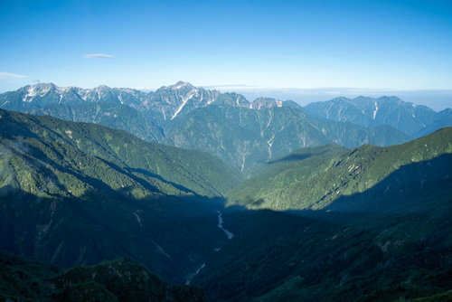 八峰キレット縦走路の尾根に差す光と影、青空と山脈の絶景