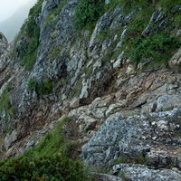 崖沿いを進む八峰キレットの登山道の写真