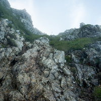 そそり立つ荒々しい岩稜と八峰キレット縦走路の写真