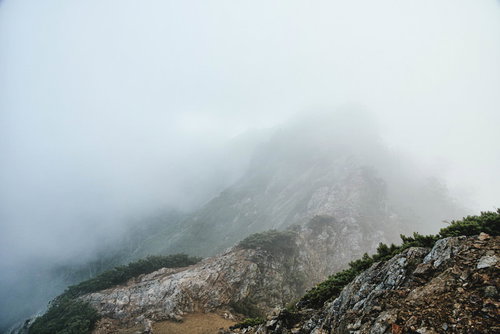 ガスと霧に覆われて視界不良の稜線、八峰キレット