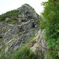 鎖場を抜けて進む険しい登山道の写真