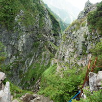 登山道から見た巨大な岩尾根の八峰キレット岩稜帯の写真