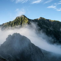 雲に隠れた岩稜と聳える稜線の登山道、八峰キレット縦走の写真
