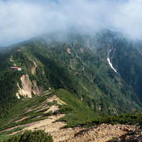 山荘を後にして登山道へ向かう登山者の八峰キレット縦走の写真