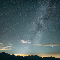 八峰キレット縦走での天の川と流れ星：北アルプス夜空の天体現象の写真