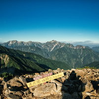 北尾根の頭から望む八峰キレット縦走ルートの山々の写真