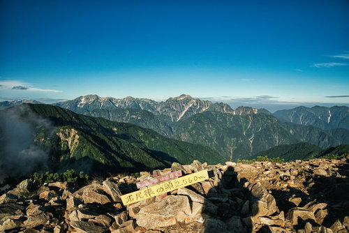 北尾根の頭から望む八峰キレット縦走ルートの山々