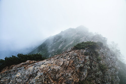 視界を遮るガスと岩尾根、八峰キレットの岩稜帯