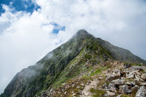 雲かかる山頂へと続く八峰キレットの登山道