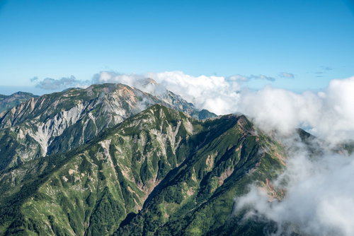 八峰キレット縦走路で見る山々を覆う雲と青空