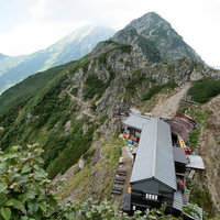 キレット縦走の登山道から見下ろした山小屋の写真