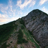 登山道脇にそびえる巨大な岩稜と岩尾根のキレット縦走の写真