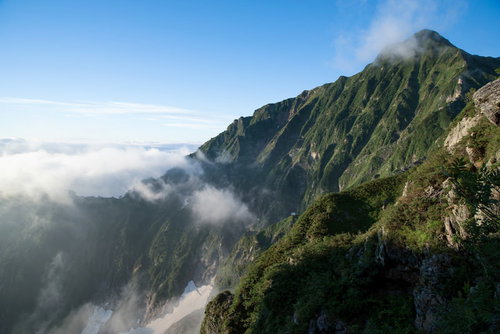 雲海を望む山の稜線で登山者が歩む高山の絶景