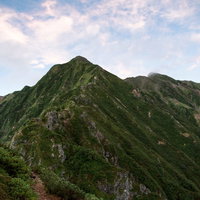 八峰キレット縦走時の夕焼けに染まりかけた登山道の写真