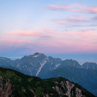 八峰キレット縦走で見る赤く染まる空と尾根の写真