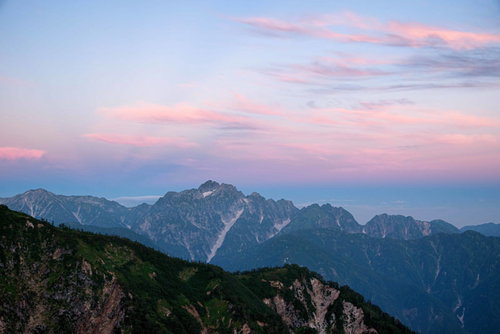 八峰キレット縦走で見る赤く染まる空と尾根