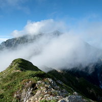 稜線を包み隠す雲と険しい山肌 八峰キレット縦走の写真