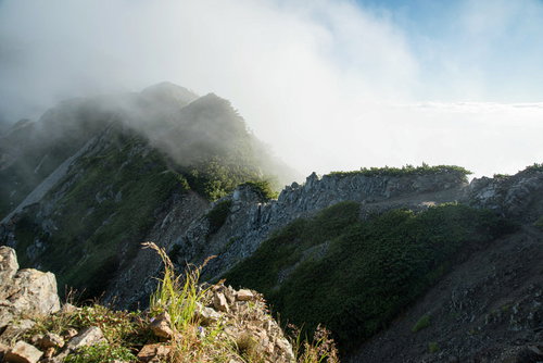 雲にまみれた八峰キレットの尾根の山肌と登山道