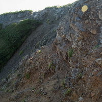 八峰キレット縦走の崩れ落ちた登山道と剥き出しになった山肌の写真