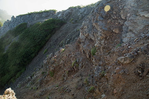 八峰キレット縦走の崩れ落ちた登山道と剥き出しになった山肌
