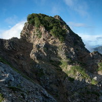 八峰キレット岩稜の空に突き出す登山道と山稜線の写真