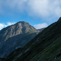 日の差す山頂へと伸びる稜線と八峰キレットの写真