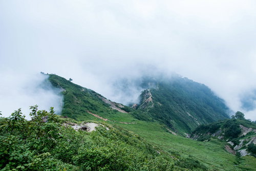 稜線を飲み込もうとする大量の雲と登山道の絶景