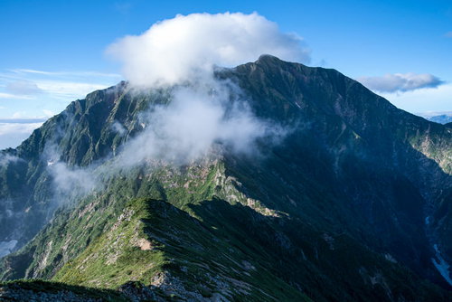 左右に伸びる切り立つ稜線、八峰キレット縦走路の登山道
