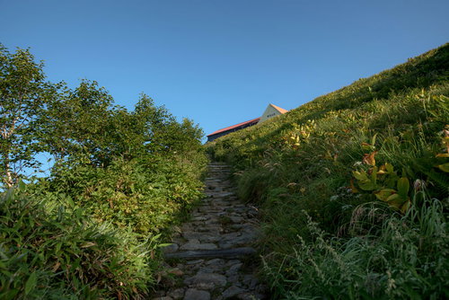 種池山荘へ続く石畳の登山道