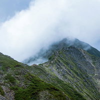 稜線を飲み込む大量の雲と登山道｜八峰キレット縦走の写真