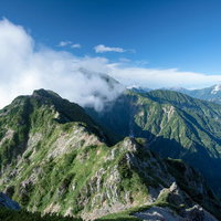 登山道から眺める八峰キレット、連峰と稜線が連なる雄大な山々の景色の写真