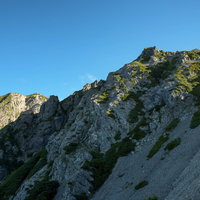 八峰キレットの荒々しい岩稜に差す光と影・岩尾根の縦走路の写真