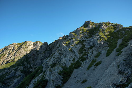 八峰キレットの荒々しい岩稜に差す光と影・岩尾根の縦走路