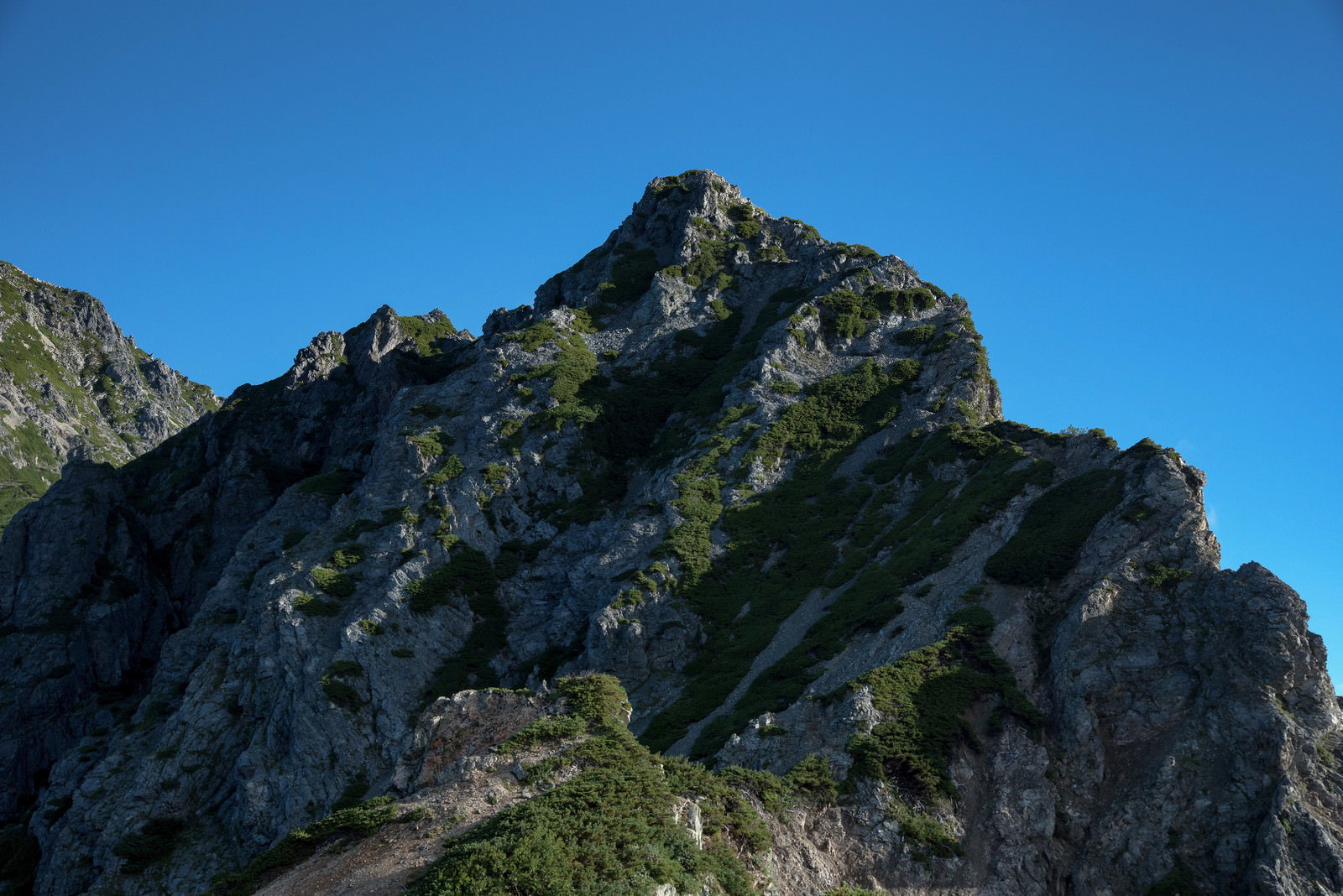 青空を背景に険しい岩稜が連なる八峰キレットの山岳風景