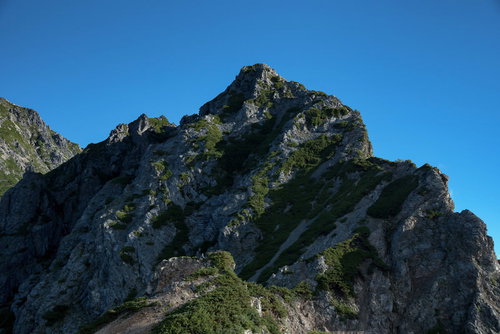 雲一つない青空に連なる八峰キレットの岩稜