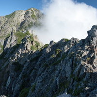 鎖場から続く足場の悪い岩尾根と八峰キレットの写真