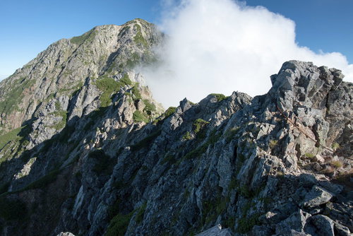 鎖場から続く足場の悪い岩尾根と八峰キレット