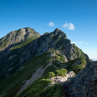 足場の悪い登山道と岩尾根から伸びる影｜八峰キレットの写真